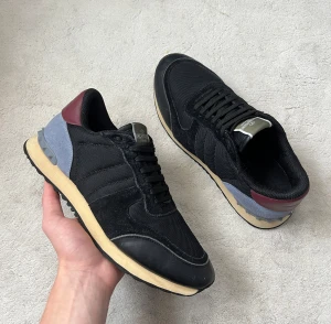 Valentino Rockrunner skor - Valentino rockrunner i en clean modell! Bra skor nu till vädret. Fint skick inga defekter! Endast skor. Storlek 44