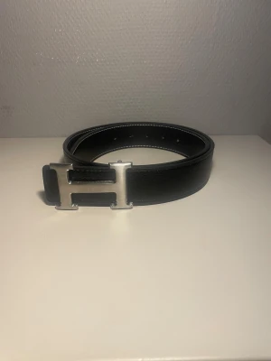 Svart H bälte - 110 cm