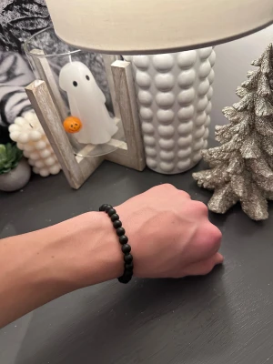 Svart pärlarmband med rundade pärlor - Tja säljer fler olika färger på armband. Dem är helt nya och är i strechigt material men stretcha inte ut det för långt.