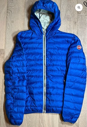 Colmar Dunjacka - Colmar Dunjacka Blå/Vit | Skick 9/10 | Storlek M/46 | Nypris ‼️5000kr‼️| Pris inte hugget i sten! | Detta är en förbeställning och snabbast frakt är 3 dagar | Jackan har inga hål och är i perfekt skick för vintern/hösten | Skriv om frågor uppstår! | //MvH By, Olssén, Closet