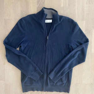Pier one fullzip - Säljer nu min Pier one fullzip då jag inte har användning för den längre! | Storlek S, fint skick, bedöm utifrån bilder. | Mörkblå färg, perfekt till kallare tider. | Väldigt bekväm. | Släng iväg en signal vid funderingar så svarar jag snabbt. |