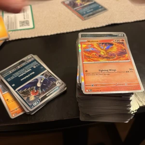 Pokémonkort - samling - Pokémon hög för dig som vill samla eller ge till dina barn. 