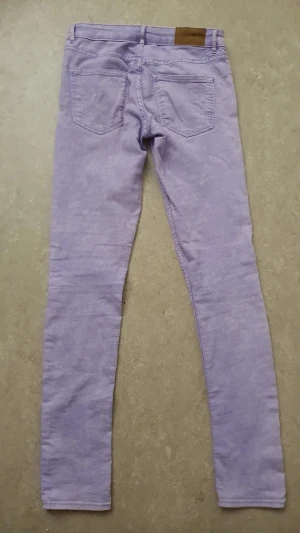 Jeansbyxor - Snygga ljuslila jeans från H&M med klassisk femficksdesign och skinny passform. Byxorna har normal midja, dragkedja och knapp framtill samt H&M läderpatch bak. Perfekt för dig som vill sticka ut med färg.