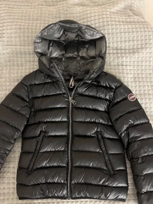 Svart Colmar jacka - Snygg svart jacka från colmar perfekt för vintern, superbra skick🩷en liten fläck (se sista bilden) men som knappast märks av