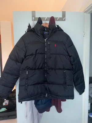 Ralph lauren jacka - En puffer jacket från Ralph lauren i dunder skick. Nypris ligger på runt 5000. Mitt pris 2499. Skriv vid fler bilder eller funderingar.