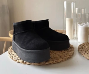 Svarta boots med platåsula i mocka -  svarta boots från boohoo💕använda 1 gång, inga defekter.