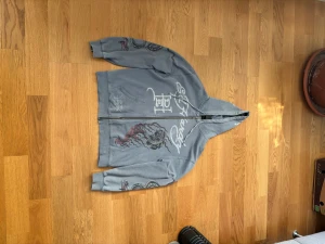 Mörkblå Ed Hardy zipper -  hoodie från Ed Hardy. Storlek S stor runt ärmarna så riktigt nice passform. liten fläck blå fläck finns på den vid mitten av tröjan men inget man tänker på. Bild på de på sista bilden 