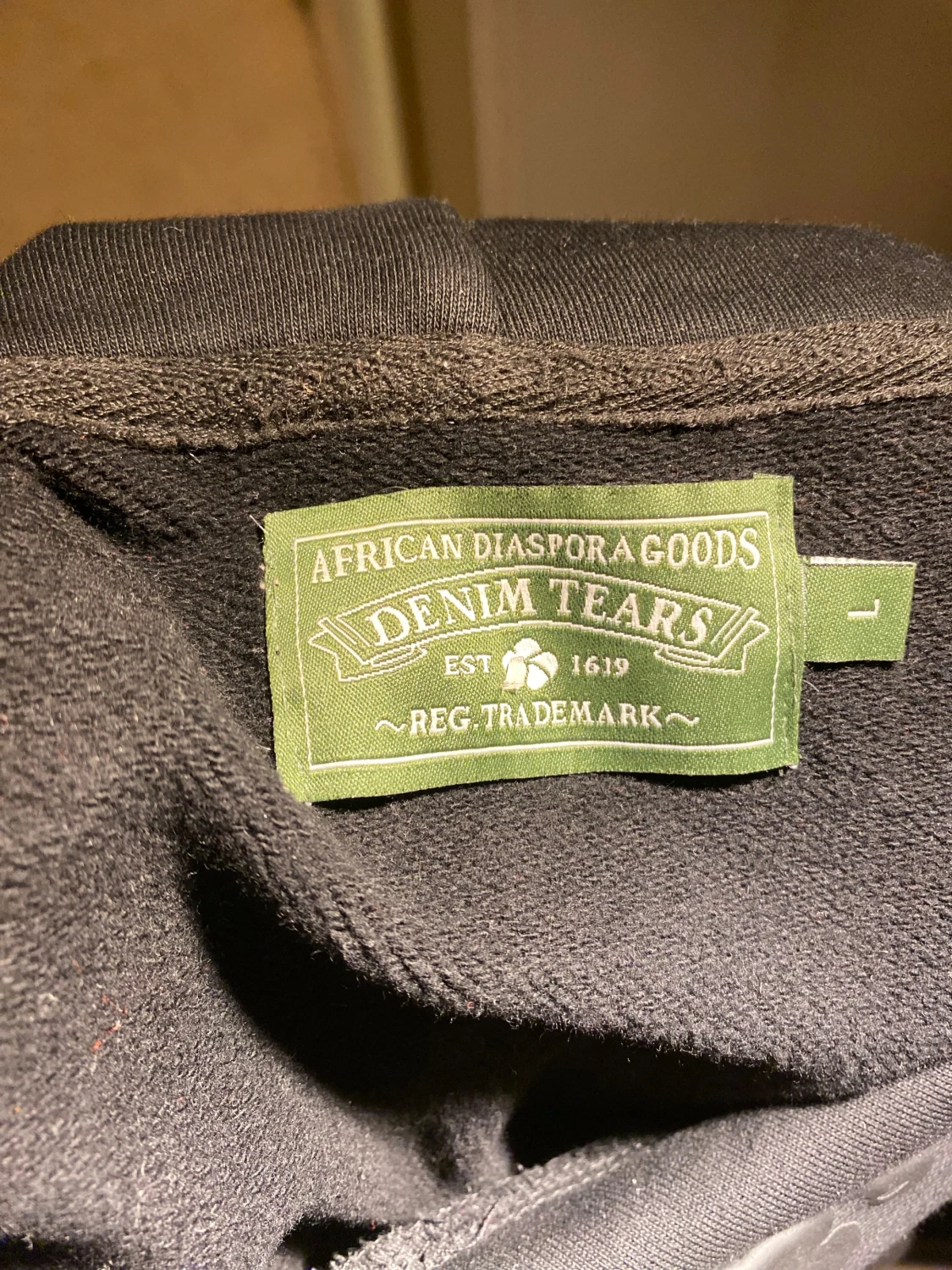 Svart hoodie från Denim Tears med grått mönster - 1