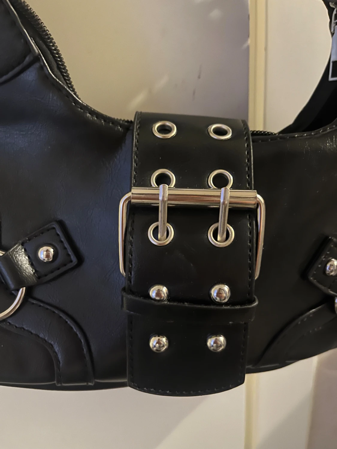 Svart axelväska med stora metalldetaljer - 4