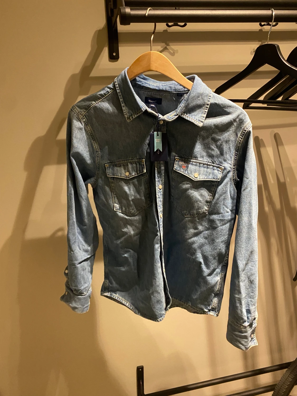 Blå jeansskjorta från Gant