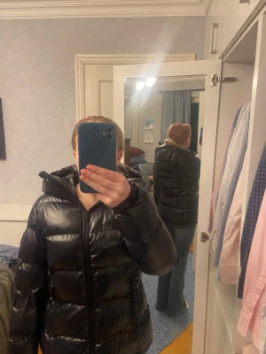 Trendig Stockholm stil vinterjacka  - Trendig Stockholm stil vinter jacka från Everest i storlek 36 perfect för kalla vinterdagar jag skulle säga att den är ganska så figurs sydd många fickor och luvan är rätt så stor så den skyddar mot snön man kan även dra upp dragkedjan hela vägen ifall det snöar riktigt mycke och är kallt säljer då jag har en annan vinter jacka köpt för 1300. Fråga för mer info tex fler bilder eller mått eller bara saker du undrar över ❤️