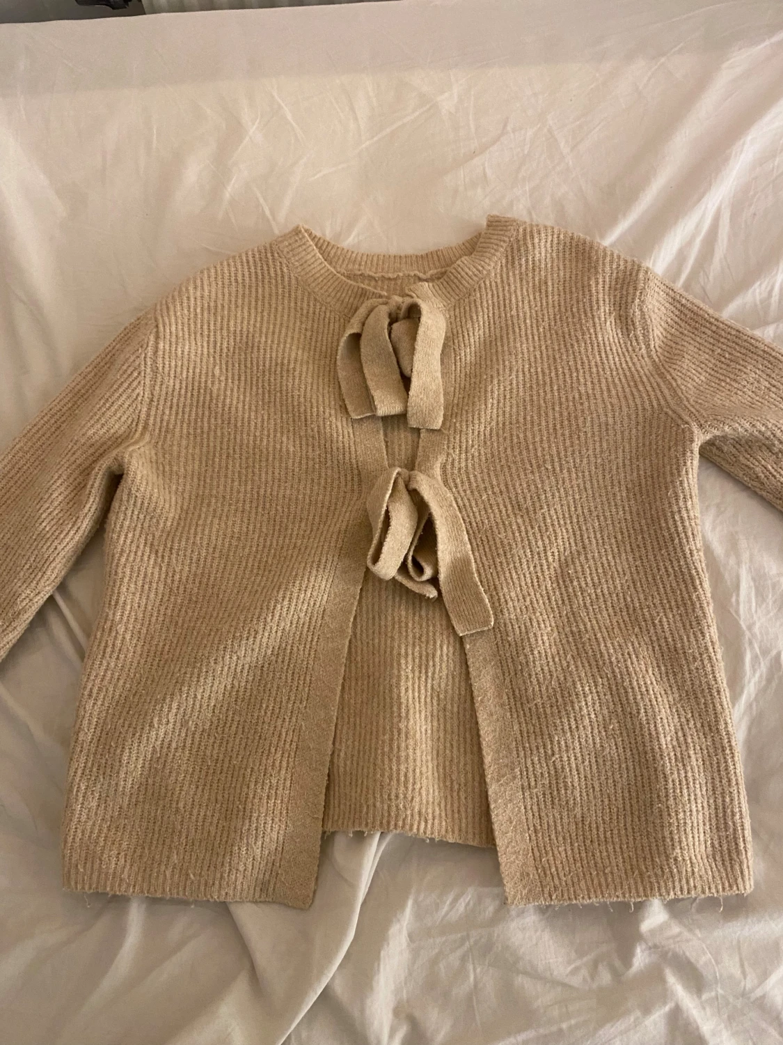 Beige stickad kofta med knyt från Only
