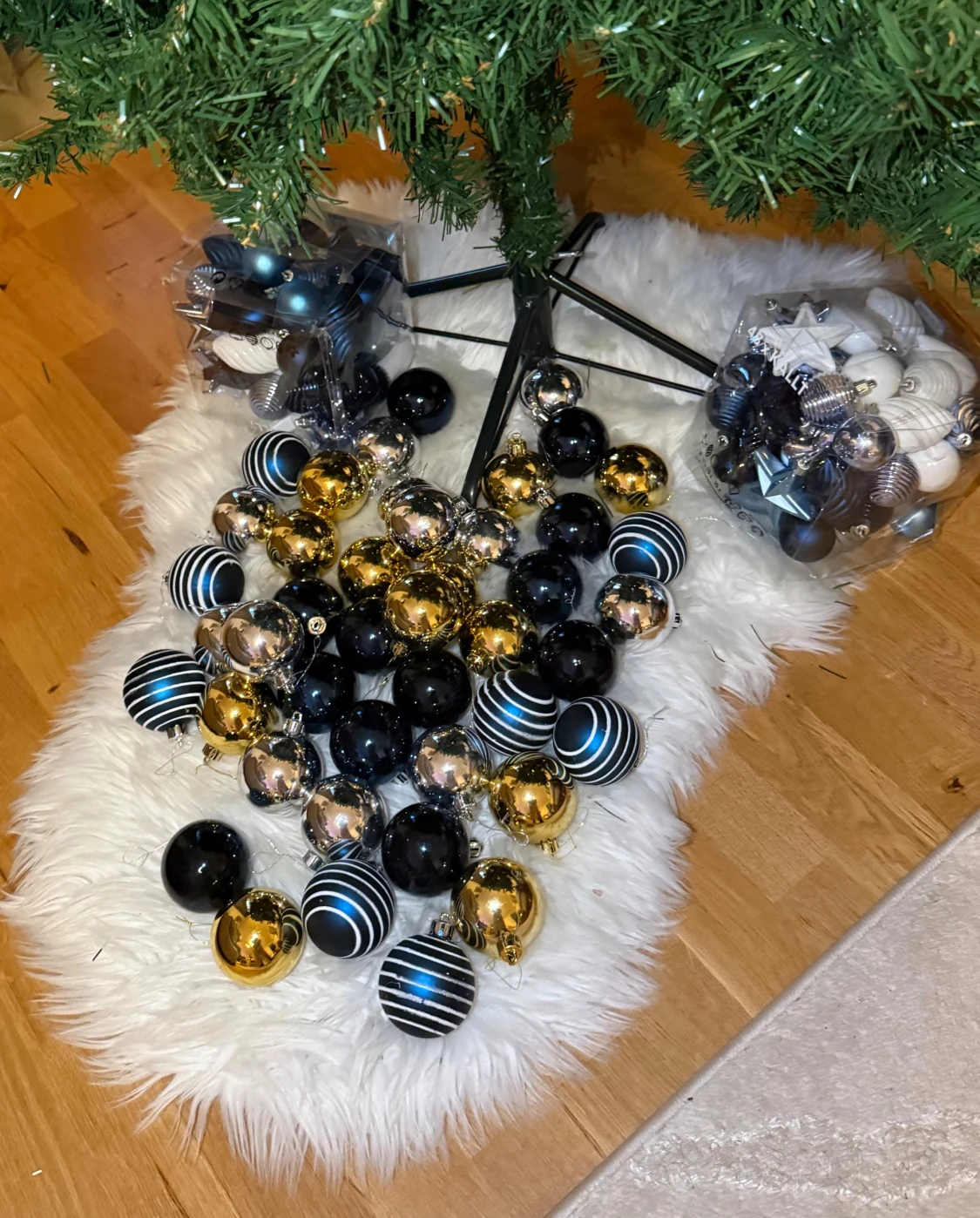 Julgran  med julgranskulor - 3