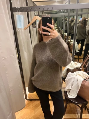 Stickad tröja - Säljer denna fina oversized stickade tröja från & Other Stories. Så mysig och varm. Jättebra skick!