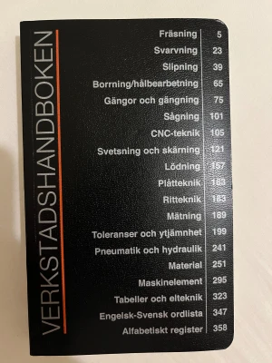 Verkstadshandboken - Verkstadshandboken är en praktisk och uppdaterad guide i fickformat för dig som pluggar eller jobbar inom verkstad, teknik och industri. Full med tabeller, fakta och engelska ordlistor – perfekt att ha med sig på utbildningen eller arbetsplatsen. Upplaga 15. Helt ny.