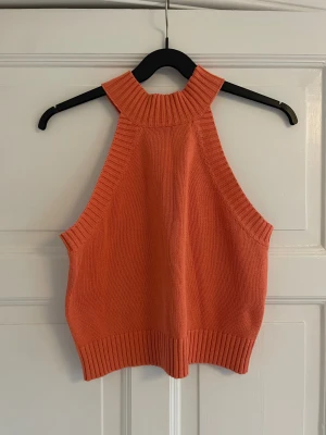 Stickad topp - Superfin topp i korallfärg! (Ser mer orange ut på bilden) Kontakta mig gärna för fler bilder! 🤗 Fint skick! 
