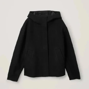 Så snygg Cos kappa - Kappa från cos med luva och dragkedja. Perfekt övergångsjacka men jag har även använt den både vår/höst och varmare vinterdagar! Inga slitningar eller skador. skriv om du har frågor❣️