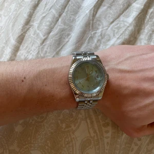 Seiko Mod - Säljer nu en riktigt snygg seiko klocka som är modifierad, klockan har en arabic dial urtavla. Klockan är en automatisk klocka med måttet 39 mm. Märke: Seiko. Urverk: NH36A. Glas: Safir. Armband: Rostfritt stål. Det som är nytt är självaste urtavlan som är en mer stilig is/himmelsk blå färg med arabiska siffror. Klockan är i nyskick och allt fungerar som det ska. Skriv till mig om ni har några funderingar, jag är även uppen för bud!