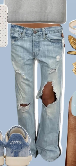 Ljusa blå ripped jeans wide fit - Inte min bild nummer 1 men liknar. Säljer ett par ljusblå jeans med bred passform och stora slitningar vid knäna. Modellen har låg midja och klassisk femficksdesign.  Inte min bild nummer 1 men liknar 
