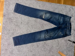 Replay anbass jeans - Nästan helt nya replay anbass hyperflex jeans. Använda 4 gånger men de va för små jag e 180 i den passar för 180 till 176