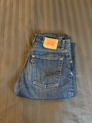 Levi's bootcut 535 jeans - Tvär feta levis 535 som sitter bootcut. Storlek W32 L32. Sjuk wash, bra skick i överigt men en del heeldrag