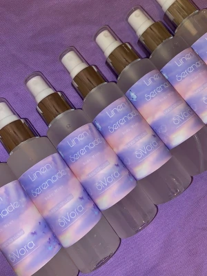 Linen Serenade Body Mist - Fräsch body mist med drömmig design från SiVora. Perfekt för dig som vill ha en lätt och uppfriskande doft. Flaskan har en smidig sprayfunktion och är enkel att ta med i väskan. 'Made With Love' står på etiketten.