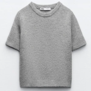 Stickad T-shirt zara - Jättefin, populär och slutsåld stickad T-shirt från zara! Säljer då den ej kommer till användning längre💕Skulle säga att den sitter mer som XS än S. Bra skick och sparsamt använd.😍