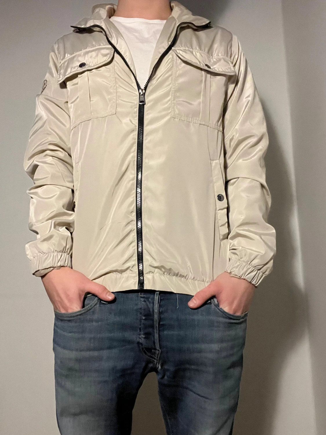 Beige vindjacka från Moncler