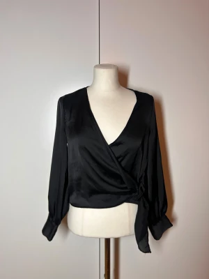 Blus Zara  - V ringad omlott  blus med knyte i satin från Zara. Storlek xs-s. Köp sker via köp nu, jag postar inom 24h. Kvar tills markerad såld