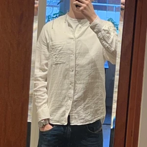 Vit skjorta från H&M i storlek Small! - Säljer en stilren vit skjorta från H&M som är i bra skick och passar perfekt till grisch stilen. Är perfekt att ha över en vanlig plain t shirt som ni ser på bilden! Storlek small! 
