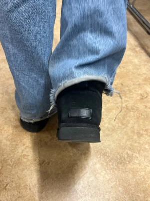 Uggs  - Säljer mina jätte sköna svarta Uggs, de är äkta och köpta online från Ugg förra vintern. De är använda men i bra skick förutom smuts men det kan jag försöka få bort innan köp också! Storlek 38 💕