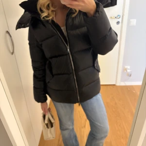 Massimo dutti jacka - Säljer min fina Massimo dutti jacka! Köptes förra vintern men har använts sparsamt. Inga defekter och i väldigt bra skick. Storlek XS men skulle säga att den passar bra på S också. Hör av er vid fler bilder eller köp! 