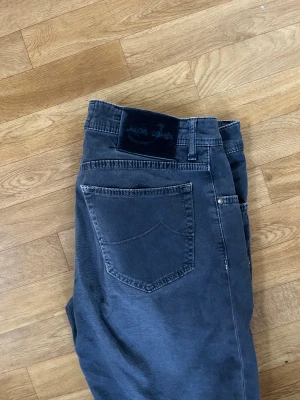 Jacob Cohën mörkblå jeans Style 620 - Mörkblå jeans från Jacob Cohën, modell Style 620. Klassisk femficksdesign med snygga detaljer som broderad logga på myntfickan och exklusiv knappstängning. Jeansen har rak passform och är tillverkade i mjukt bomullstyg för en bekväm känsla.