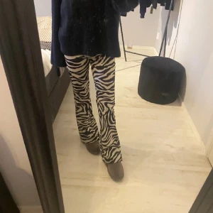 Zebramönstrade byxor - säljer dessa jättesnygga zebra byxor passar mig perfekt som är runt 160