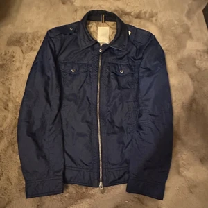 J.Lindeberg jacka - Jackan är i fint skick och är en perfekt höstjacka. Vid intresse eller frågor så skriv till mig 