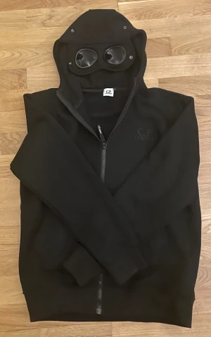 CP company hoodie med dragkedja - Storlek L men passar bättre som storlek M