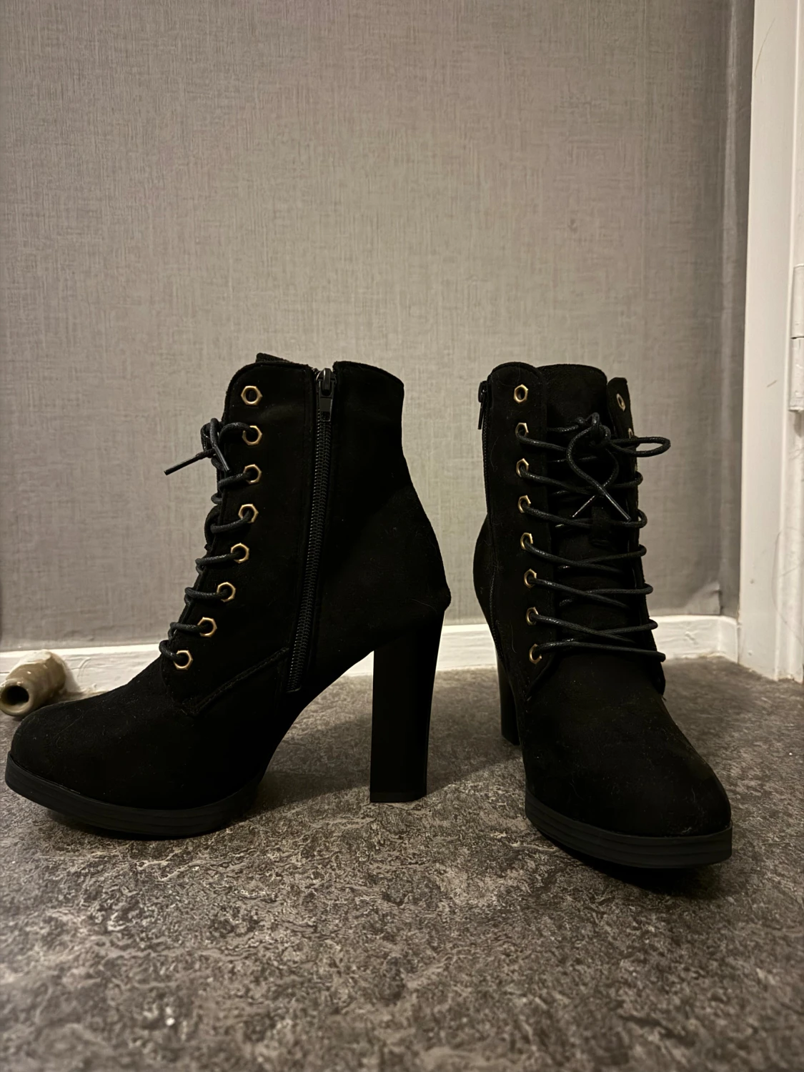 Svarta mocka stövletter med klack