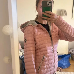 Rosa pufferjacka med huva - Helt okej skick 