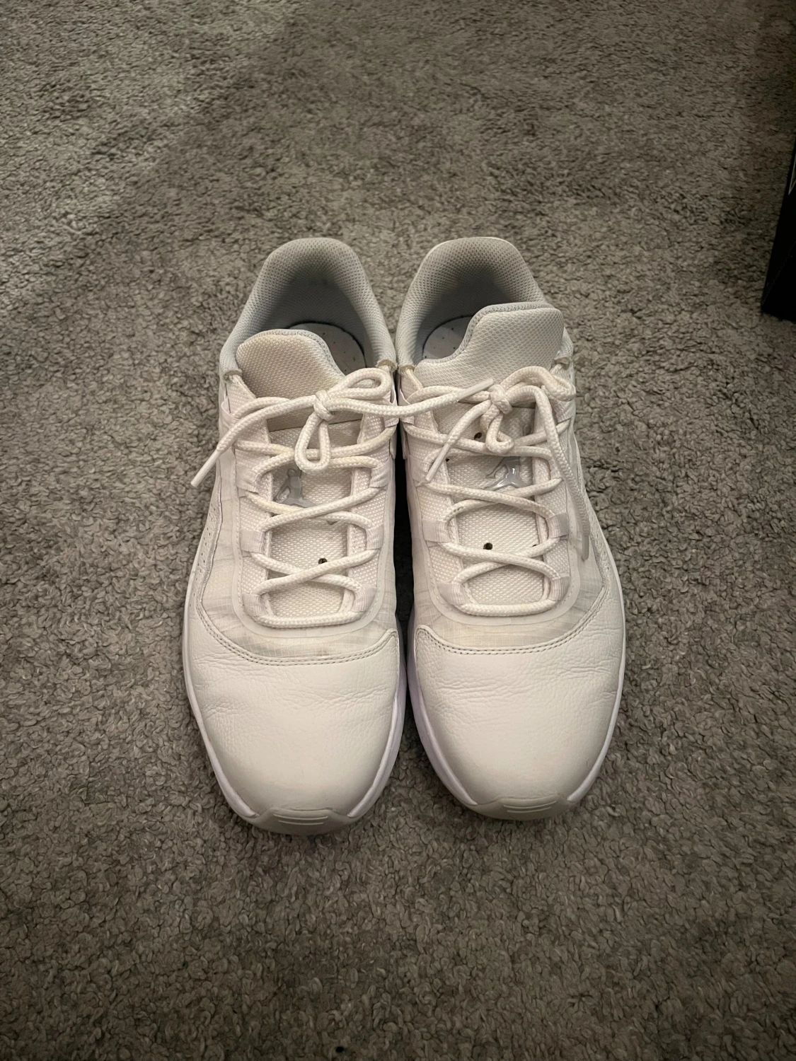 Vita Jordan sneakers med snörning