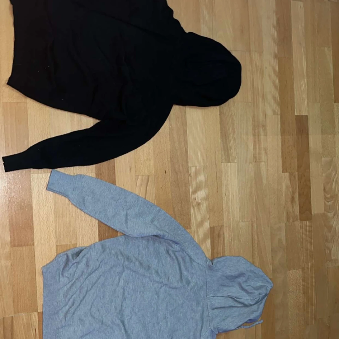 Svart och grå hoodie med huva - 1