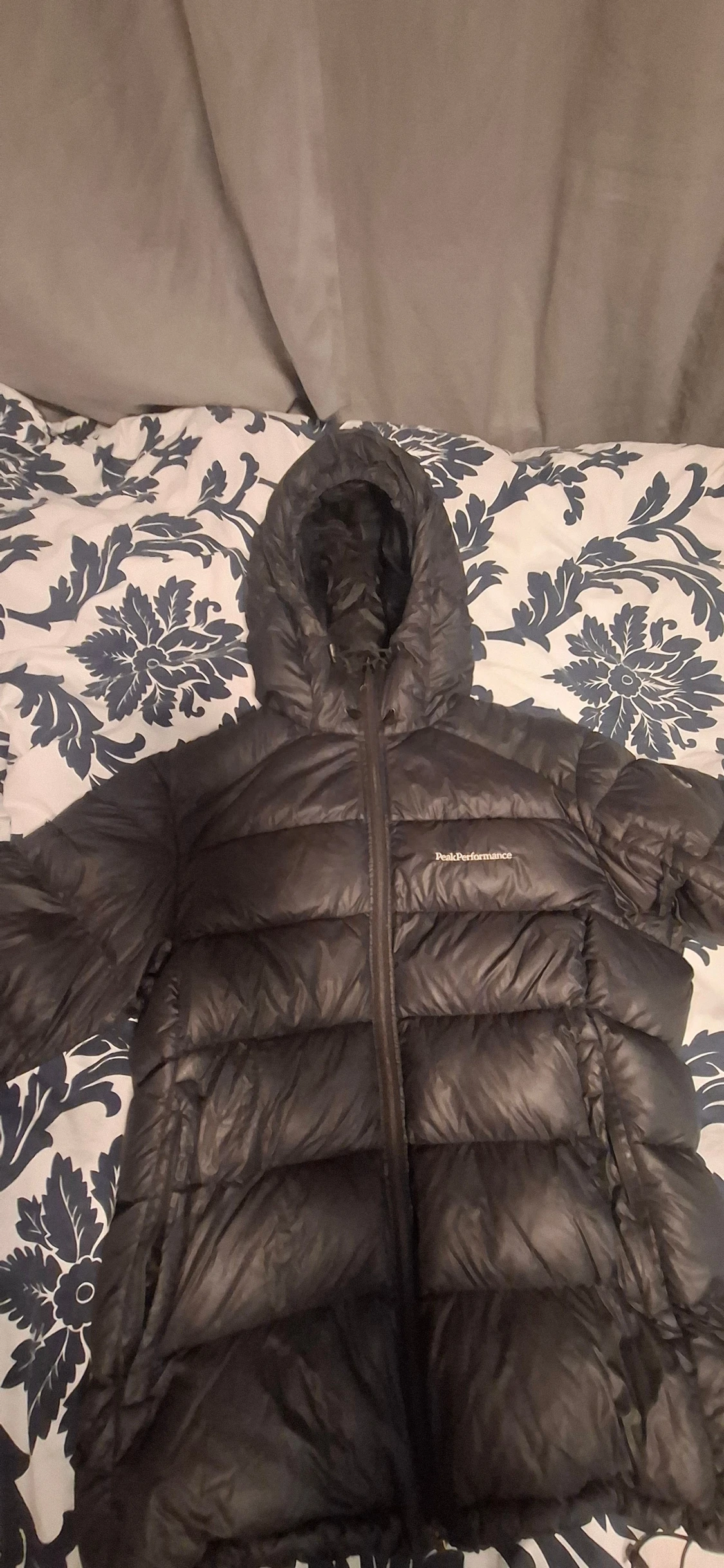 Svart Peak Performance dunjacka