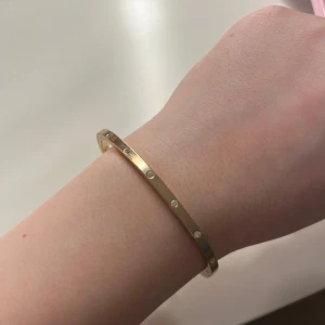 Guldarmband från Edblad - Säljer detta pga att jag inte använder guld men har aldrig använt❤️saknas en diamant. pris kan diskuteras, OBS: köparen står för frakten🌸