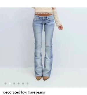 Decorated low flare jeans Gina 14+ - Jätte bra skick och har inga defekter! Är 165 som referens och de passar perfekt i längden 💓