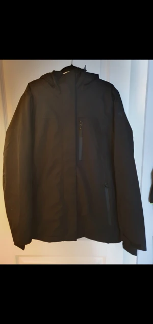 Svart vindjacka Cross Sportswear XL - Svart skid / snowboardjacka från Cross Sportswear i modellen whistler Jacket 2. I storlek XL. Normal i storleken och passform! Vind och vattentät ( 10 000 mm )  Andasfunktion ( 8 000 g/m2/24h ) inköpt förra vintern knappt använd pga fel strl 🌸