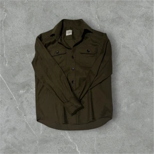 John Henric overshirt - Snygg olivgrön overshirt från John Henric i topp skick. Varm och bekväm, perfekt att dra över en tjocktröja. Skriv om ni har frågor!