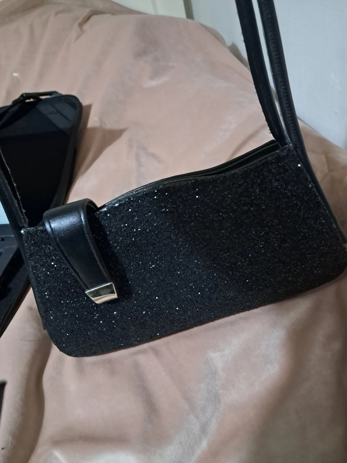 Svart glittrig handväska med skinnrem - 2