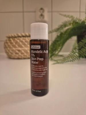 By Wishtrend Mandelic Acid 5% Toner - Exfolierande toner med 5% mandelsyra som hjälper till att ta bort döda hudceller och jämna ut hudtonen. Perfekt för dig som vill ha glow och mjukare hudstruktur. Testad men passar tyvärr inte mig. 