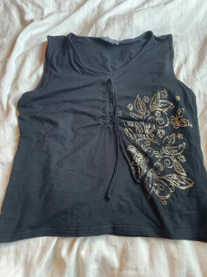 Svart topp linne - Svart topp linne från never mind storlek m