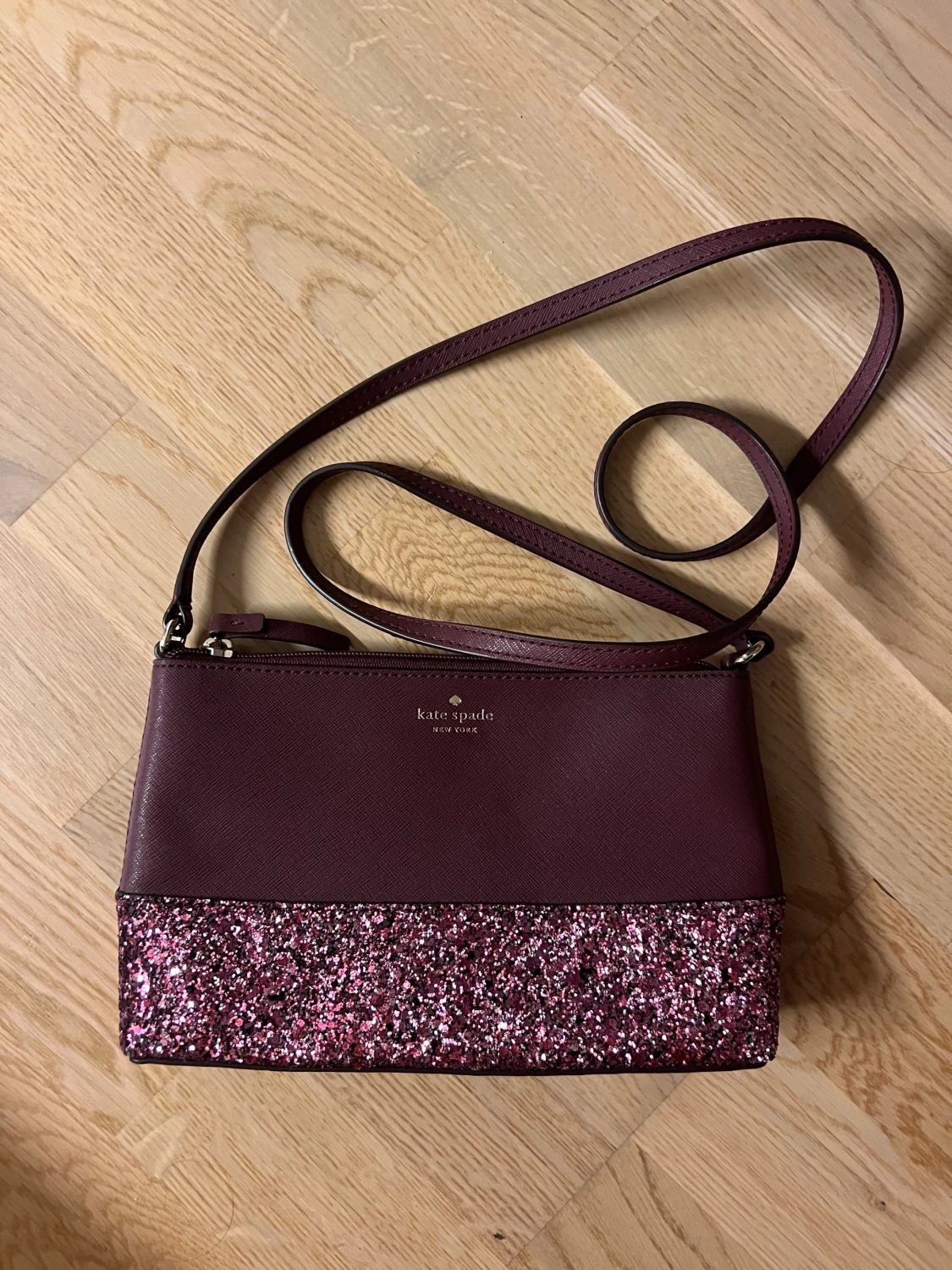 Mörklila axelväska från Kate Spade