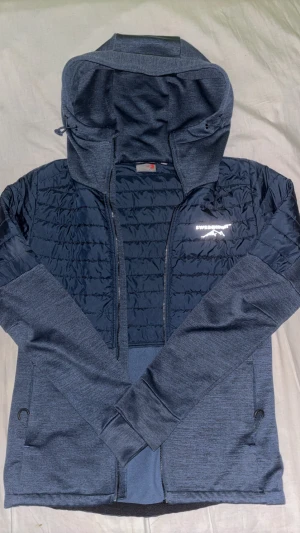 Mörkblå Swedemount jacka - Jag säljer en Swedemount jacka som och kan användas som en tröja tack vare det mjuka sköna materialet som jackan gjord av. Skulle rekommendera jackan till folk med lite klassisk stil. Jackan kommer i nytt skick och har används 1 gång. Jackan är i storlek S och kan användas av män och Unisex